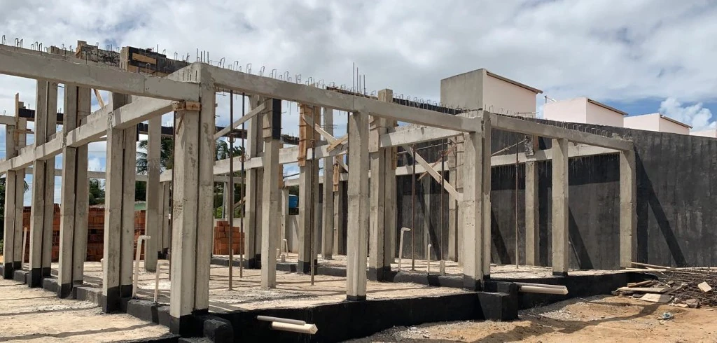 Estrutura de concreto em execução no canteiro de obras da VKRD