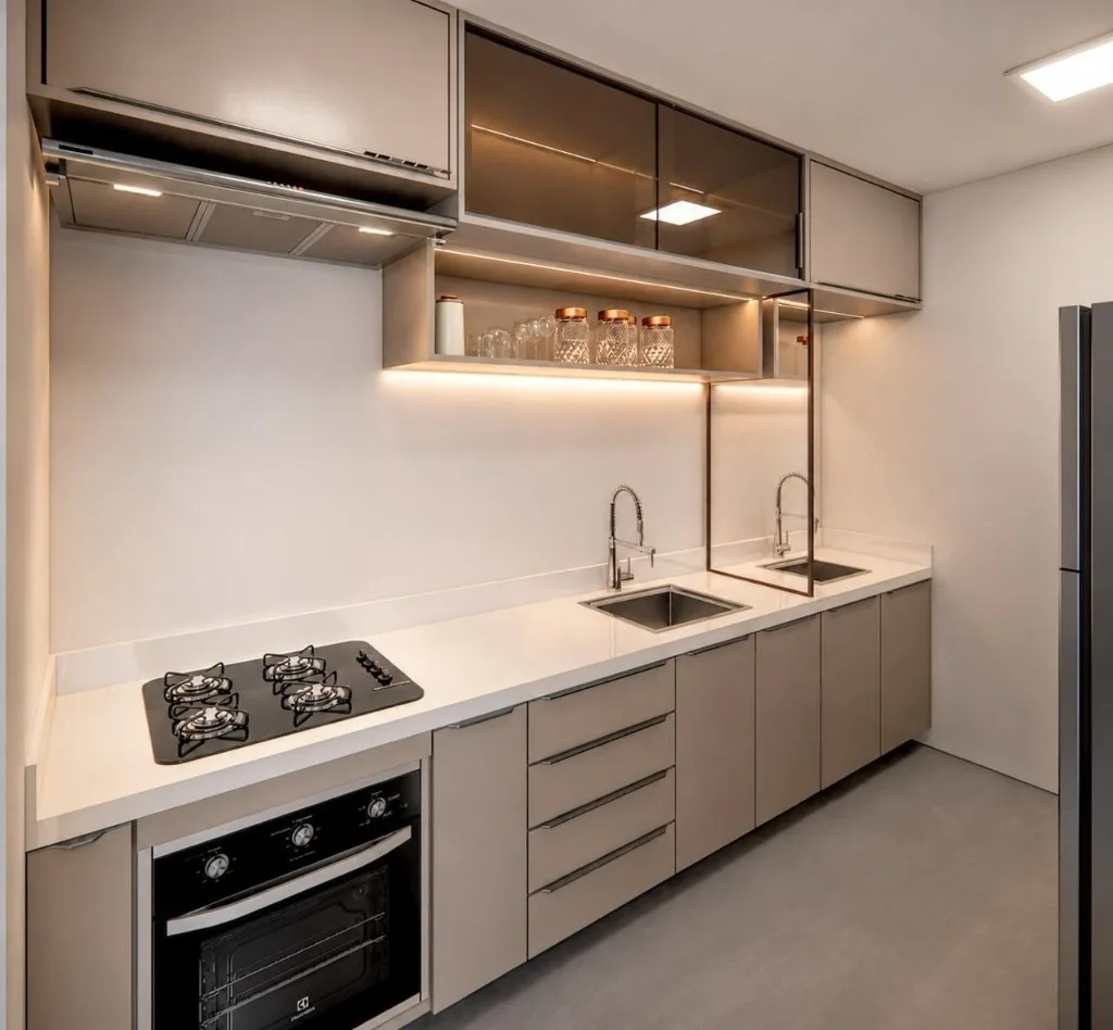 Cozinha linear do apartamento decorado do Wave Jacumã Residence